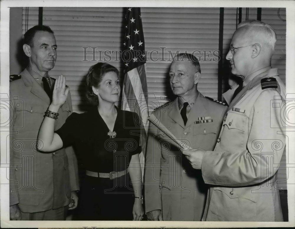 1942 Press Photo Mary Daily of the WAVES Sworn in as Lieutenant, Chicago, IL - Historic Images