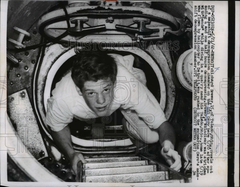 1962 Press Photo Richard Brewer in USS Caro Decompression Chamber, Detroit - Historic Images