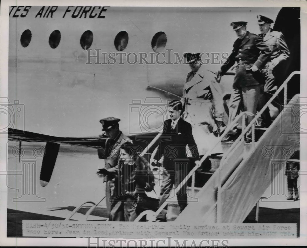 1951 Press Photo Smyrna Tenn Gen Douglas MacArthur arrives at Stewwart AFB - Historic Images