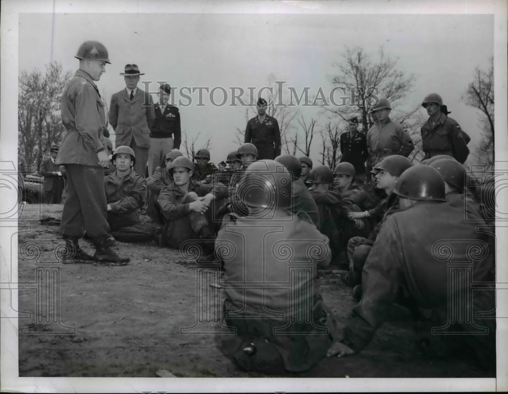 1947 Press Photo Robert P Patterson US under Secretary of War speaks to soldiers - Historic Images