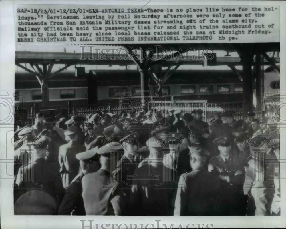 1961 Press Photo Servicemen Leaving by Rail for Home for the Holidays-Historic Images