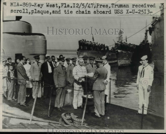 1947 Press Photo President Truman Received Scroll Plaque & Tie Chain-Historic Images