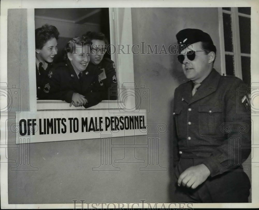 1951 Press Photo Paris France US WACs  Sgt Mary Engle, Sgt Kayette McCormick - Historic Images