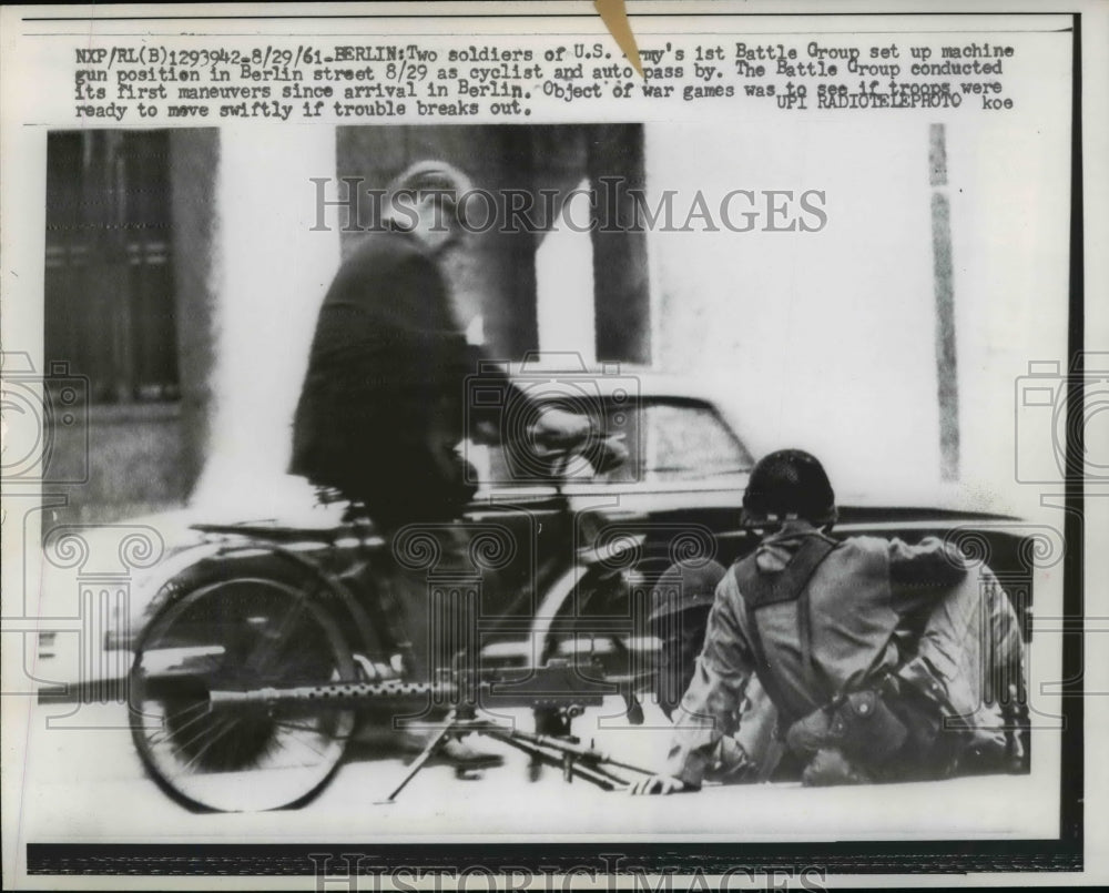 1961 Press Photo Berlin 2US Army soldiers at machine gun position - nem39559-Historic Images