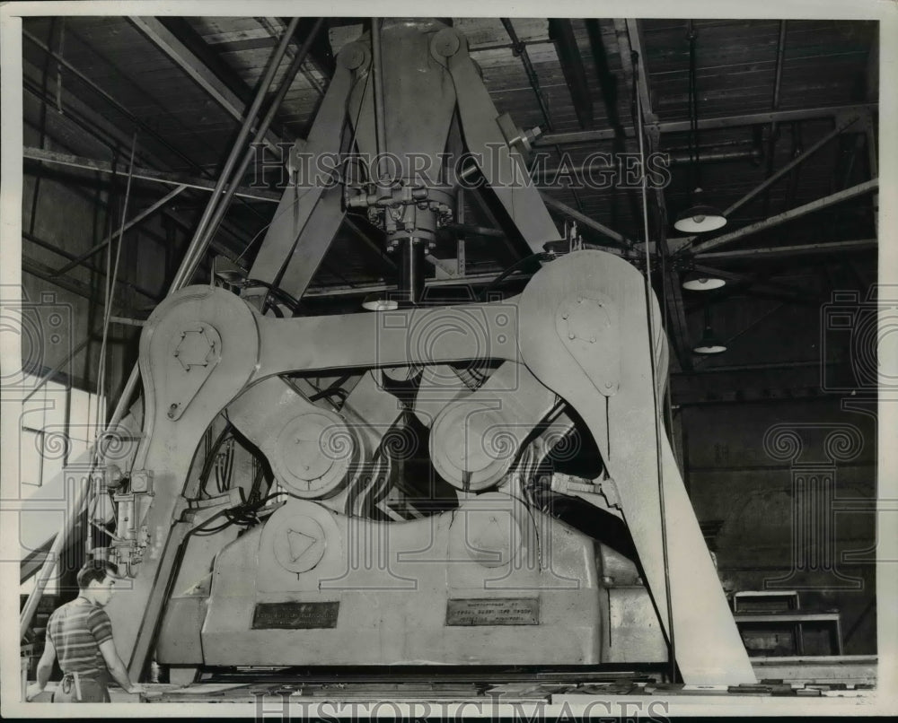 1939 Press Photo North American Aviation Compant Plant Hydraulic Press - Historic Images