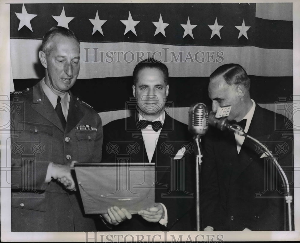 1950 Press Photo NY Gen Mark Clark gets citation at Military Govt Association - Historic Images