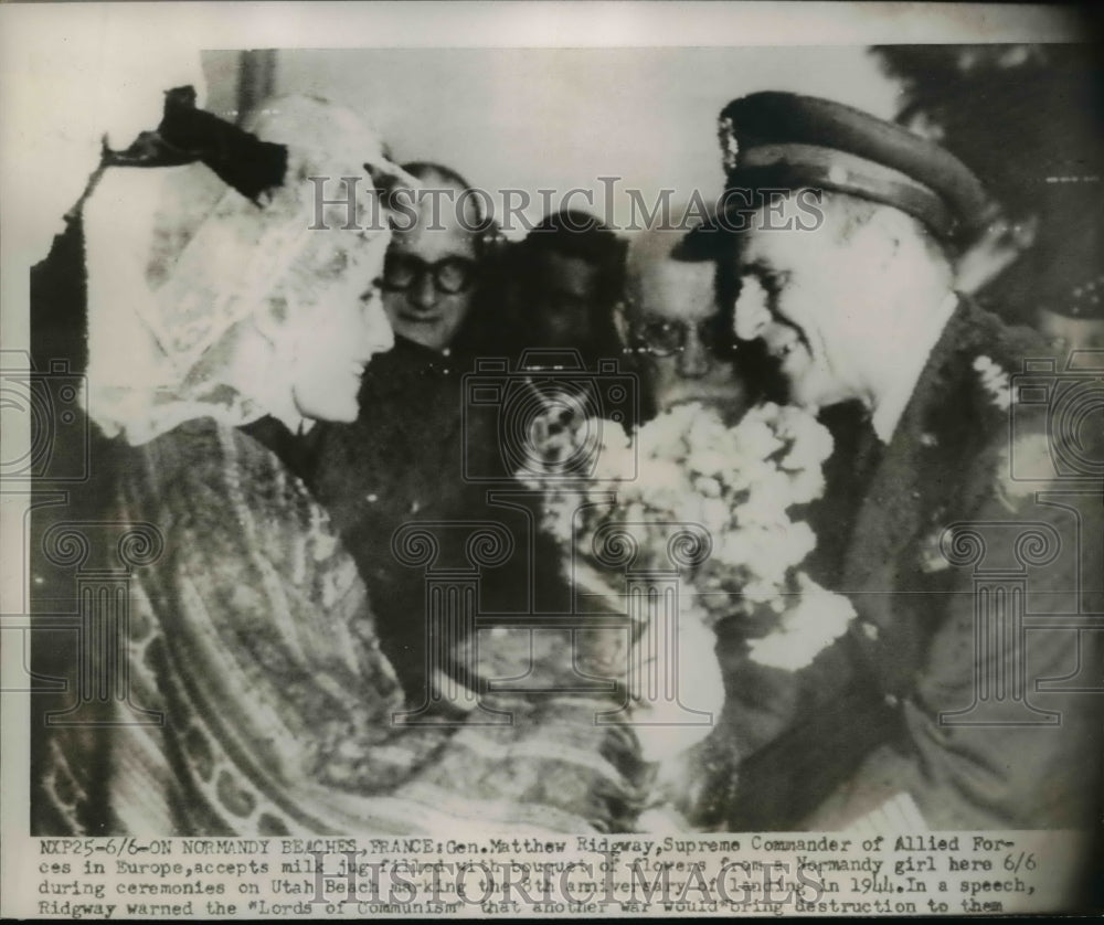 1952 Press Photo Normand Beaches France Gen Matthew Ridgway gets flowers - Historic Images