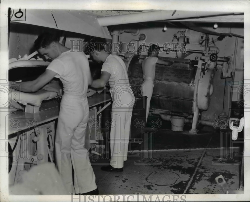 1942 Press Photo Jobs in Ship&#39;s Laundry Pay From $20 to $60 Extra Per Month - Historic Images