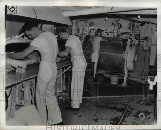 1942 Press Photo Jobs in Ship's Laundry Pay From $20 to $60 Extra Per Month - Historic Images