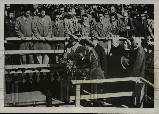 1951 Press Photo Gen MacArthur Places Wreath Beneath Plaque on Bataan Bridge - Historic Images