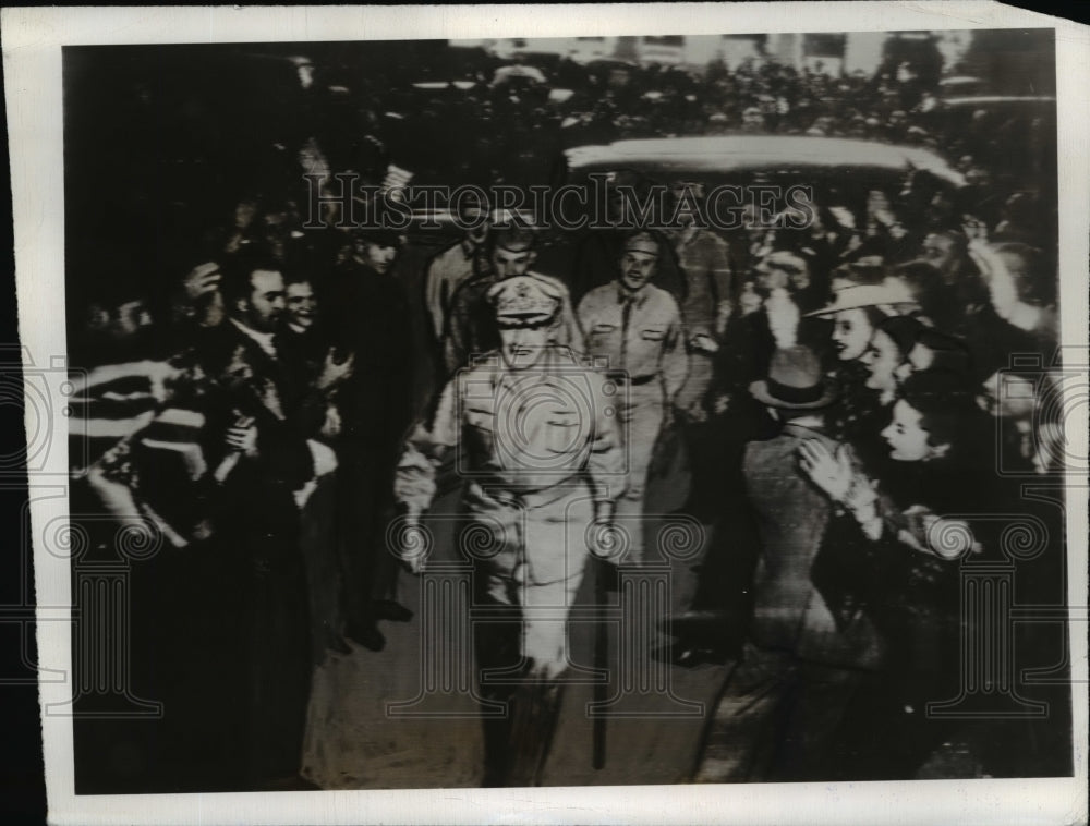 1942 Press Photo Gen MacArthur Receives Loud Cheer Somewhere in Australia - Historic Images