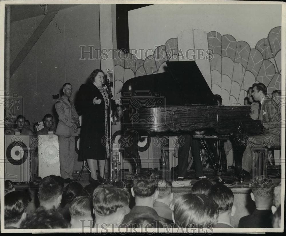 1942 Press Photo Kate Smith sings during tribute at Trenton Air Station - Historic Images