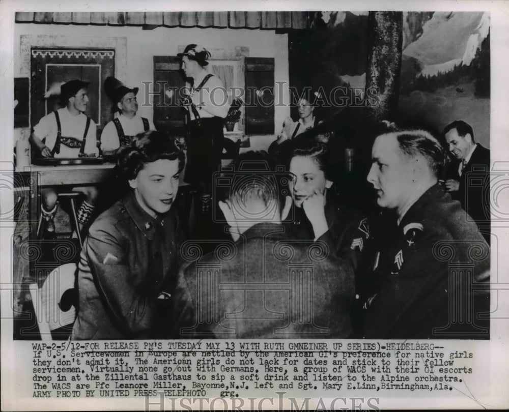 1952 Press Photo US Servicewomen and GIs Date in Heidelberg, Germany - Historic Images