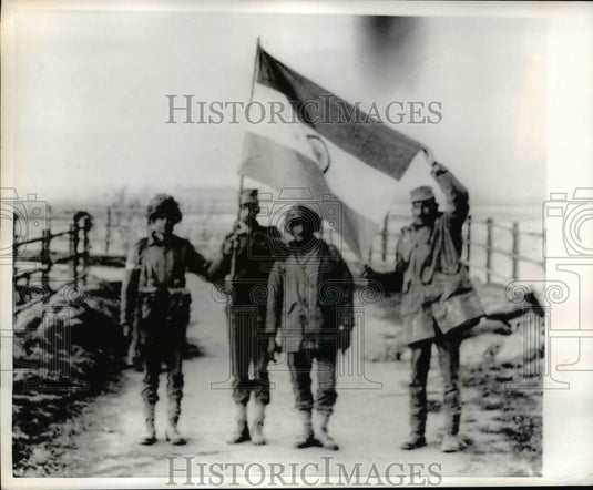 1971 Press Photo Indian Troops Wave Victory Flag on Dera Baba Nanak Bridge - Historic Images