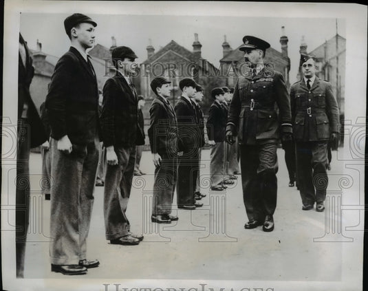 1941 Press Photo Air Marshal A.G.R. Gahrod Inspects Tiffin Boy's School Unit - Historic Images
