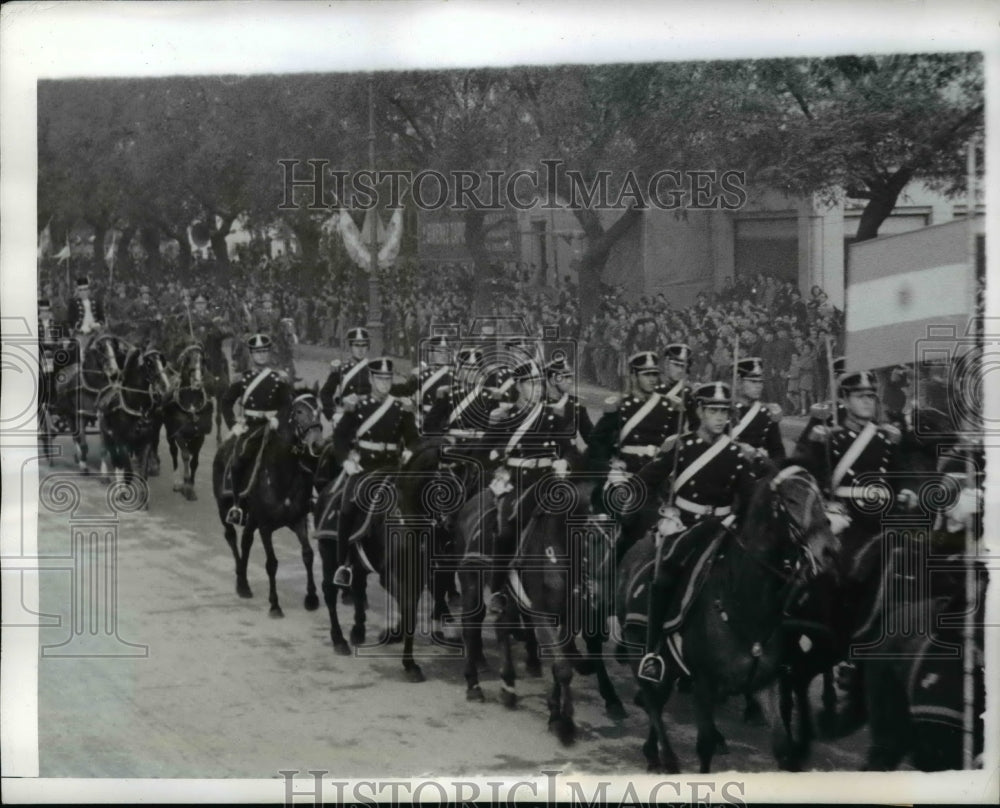 1942 Press Photo Argentinian Calvary Force in Parade - Historic Images