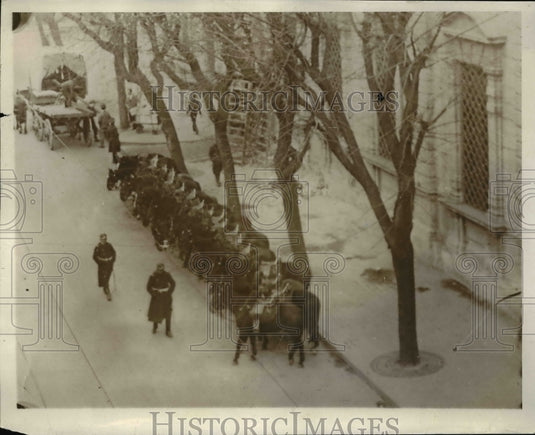 1930 Press Photo Security Guard in Buenos Aires, Argentina for Revolution - Historic Images