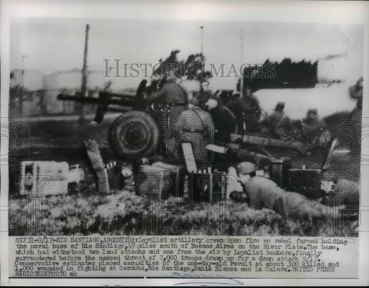 1955 Press Photo Rio Santiago Loyalists Artillery Crews Fire on Argentine Rebels-Historic Images