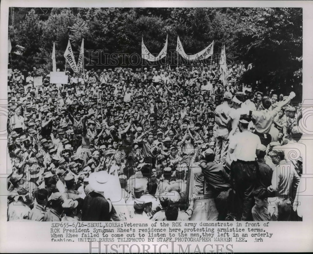 1953 Press Photo Vets of ROK Army Demonstrate in Front of ROK Pres Syngman Rhee - Historic Images