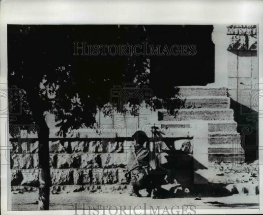1970 Press Photo Jordanian Soldier Takes Cover at Battle with Palestinians - Historic Images