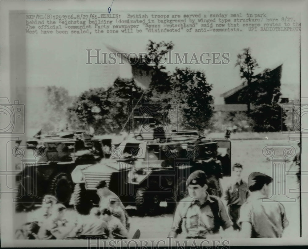 1961 Press Photo British Troops Served Sunday Meal Behind Reichstag Building-Historic Images