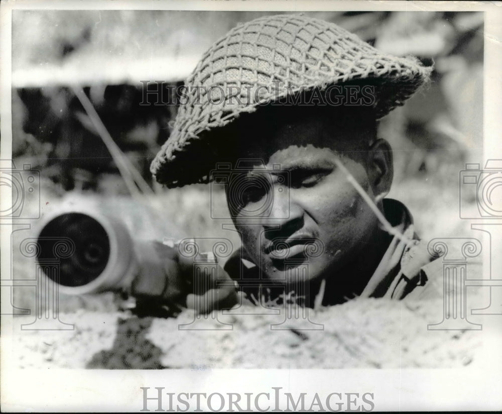 1971 Press Photo Indian Soldier on Pakistan Border - Historic Images