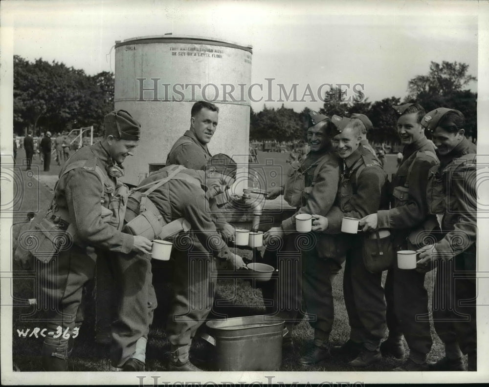 1940 Press Photo Canadian soldiers get coffee from troops from Camp Borden-Historic Images