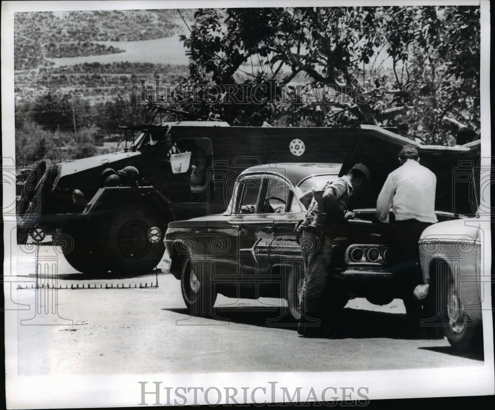 1969 Press Photo Nablus Israeli occupied Jordan soldiers inspect cars - Historic Images