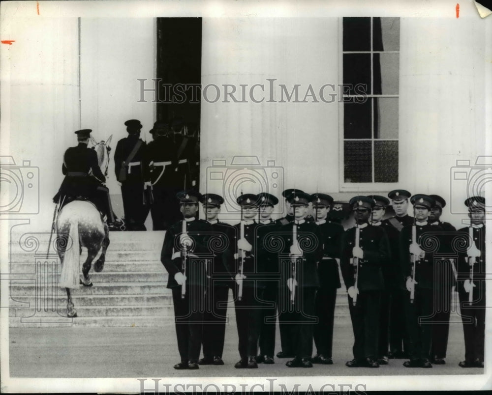 1942 Press Photo Sandhurst England Adjutant Maj DV Fanshave Military college - Historic Images