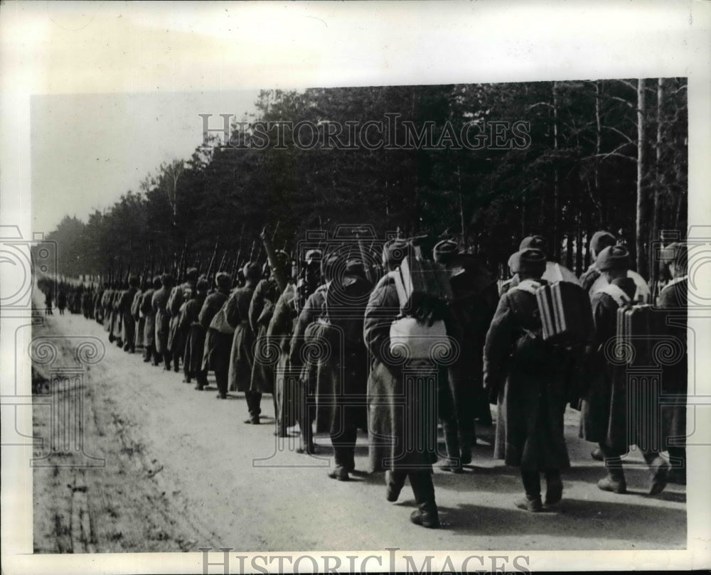 1942 Press Photo Red Reserves move to the front somewhere in Russia - Historic Images