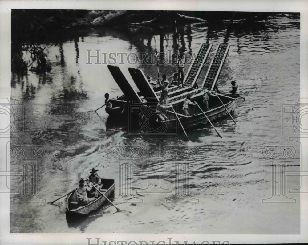 1950 Press Photo Australian engineers training to place pontoon brides - Historic Images