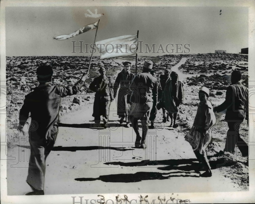 1941 Press Photo White Flag of Surrender Greets British in Libya - Historic Images