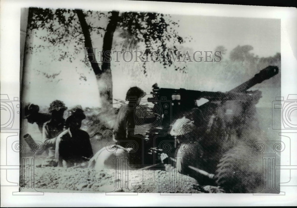 1971 Press Photo Indian Troops Fire Artillery Piece in Western Sector - Historic Images