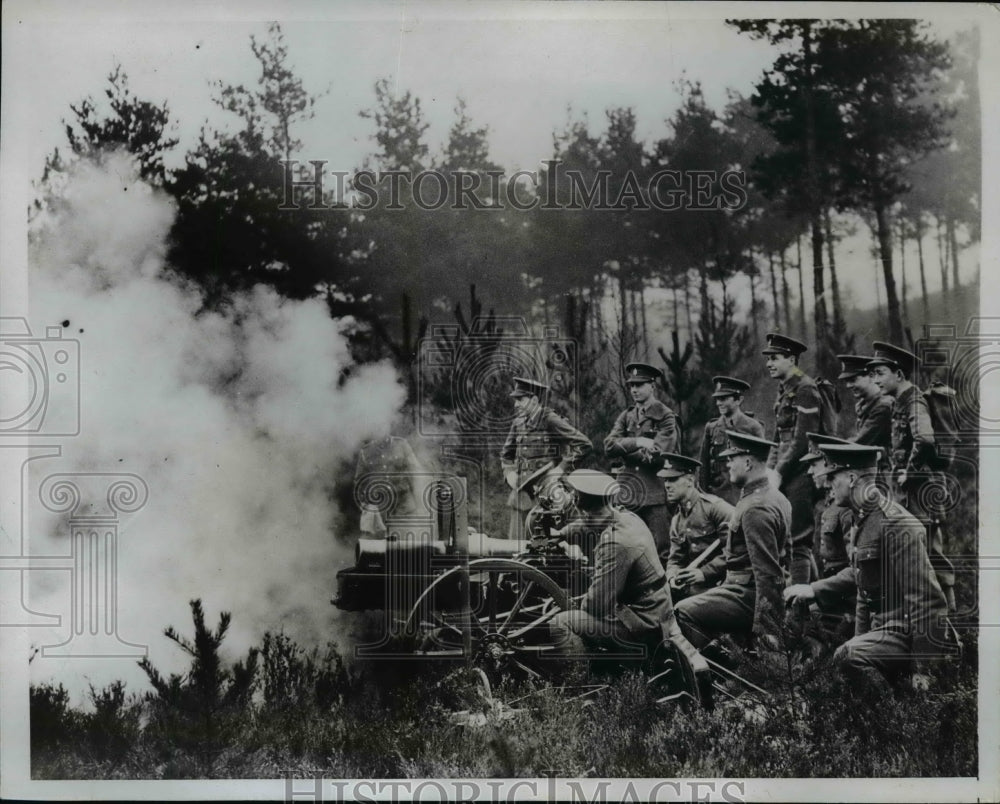 1932 Press Photo Eton College cadets watch Royal Field Artillery manuevers-Historic Images