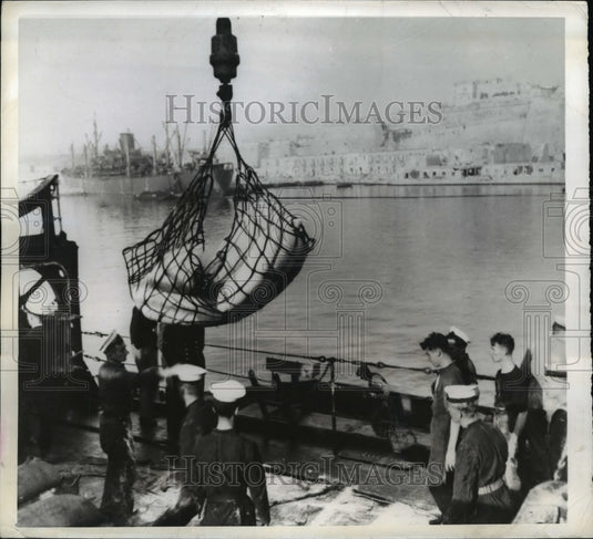 1943 Press Photo Supplies unloaded for Malta from Royal Navy cruiser-Historic Images