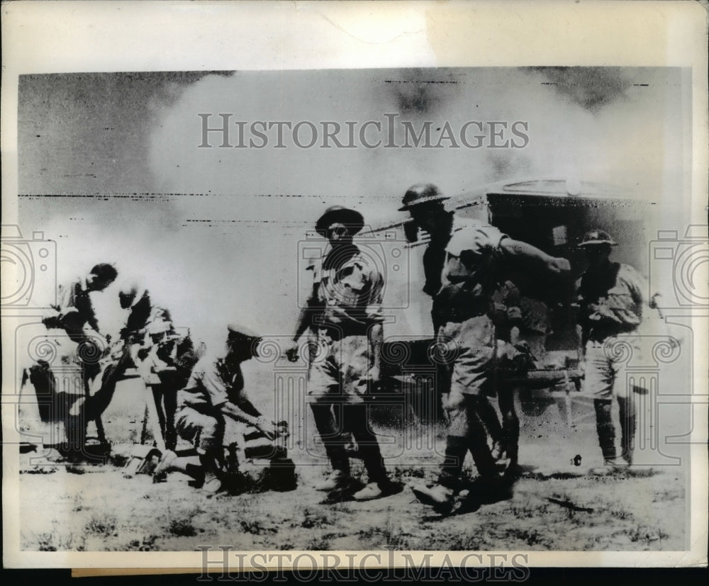 1942 Press Photo British troops carry wounded to ambulance near Tobruk - Historic Images