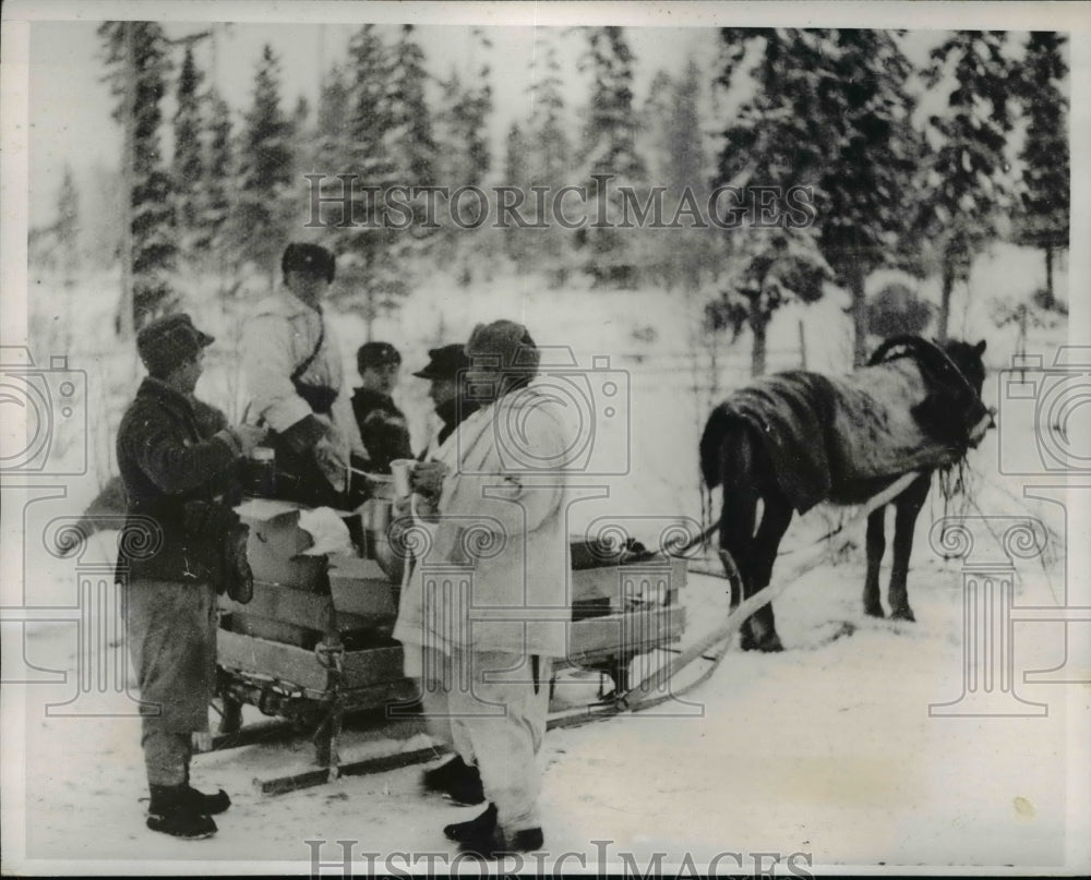 1940 Press Photo Finnish Soldiers Eat Breakfast from Sledge - Historic Images