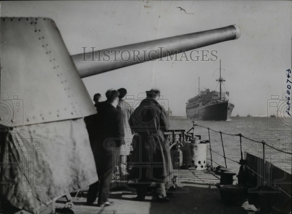 1941 Press Photo British destroyer escort a convoy nearing Britain - Historic Images