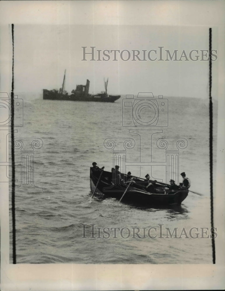 1941 Press Photo Men in lifeboat from British merchant vessel - Historic Images