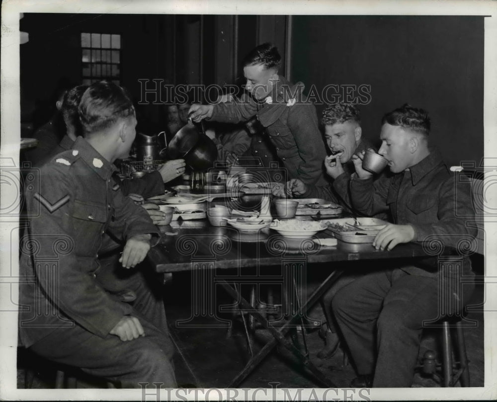 1942 Press Photo British Soldiers Stationed with American Troops at US Army Post-Historic Images