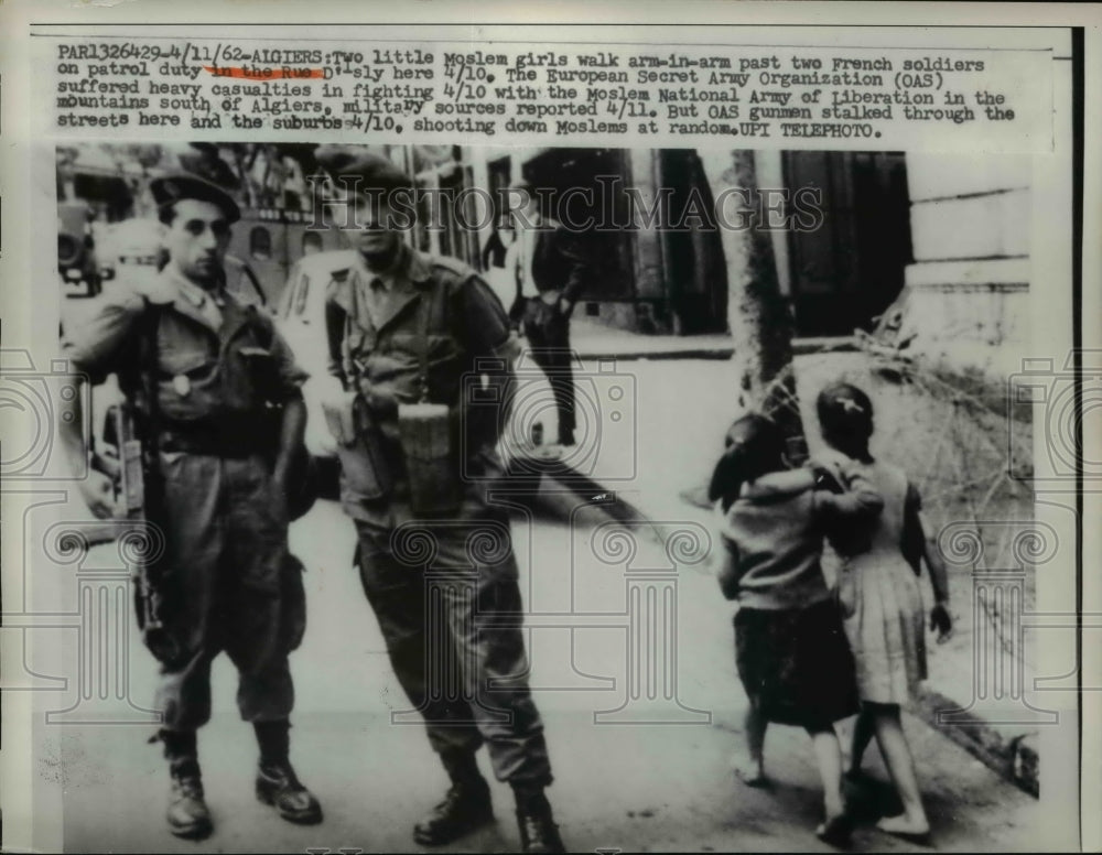 1962 Press Photo Moslem Girls Pass French Soldiers on Duty in Rue D&#39;Isly - Historic Images