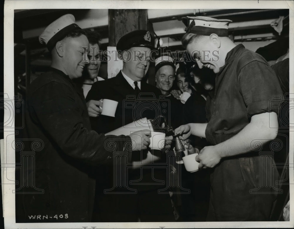 1942 Press Photo Canadian Navy sailors get daily rum rations - nem41334-Historic Images