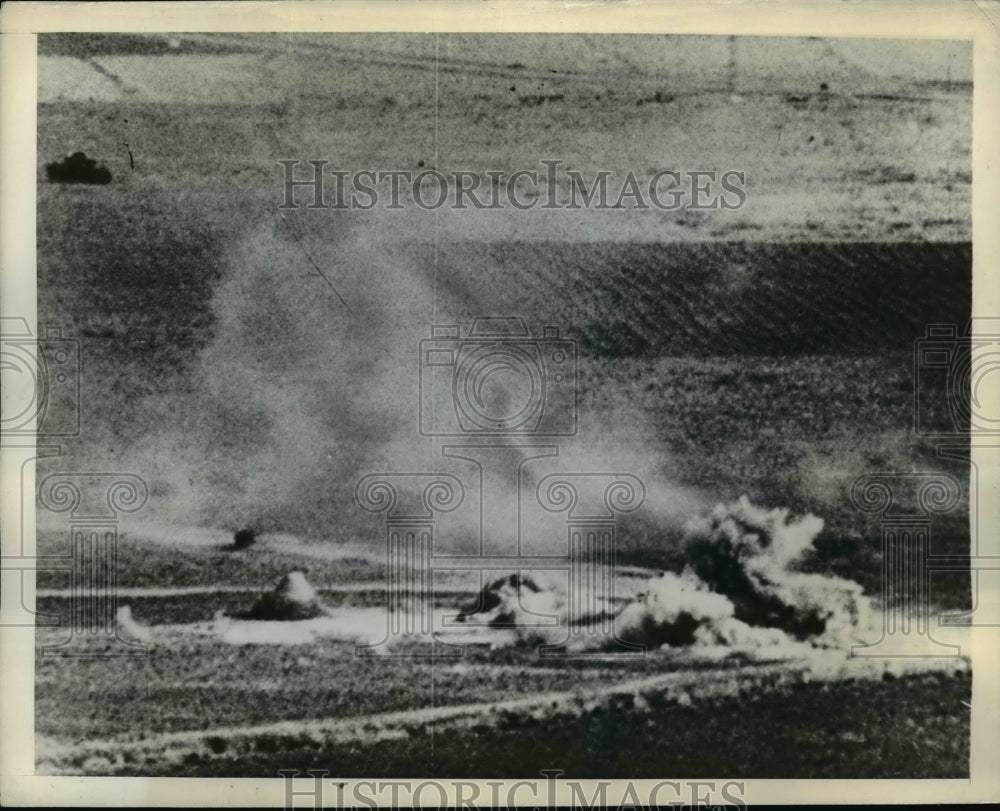 1943 Press Photo German Tanks Destroyed in Desert of Tunisia - nem41373-Historic Images