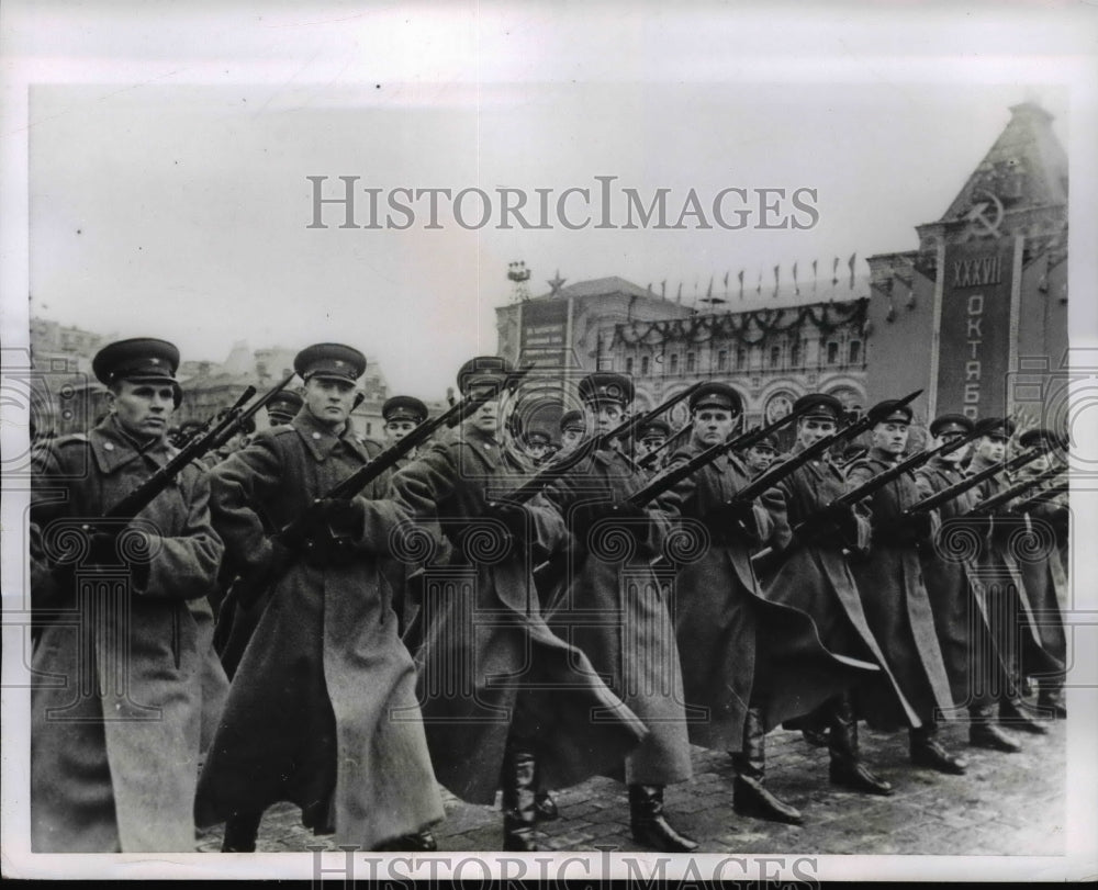 1954 Press Photo Soviet Russian Infantrymen Marsh in Red Square Parade, Moscow - Historic Images