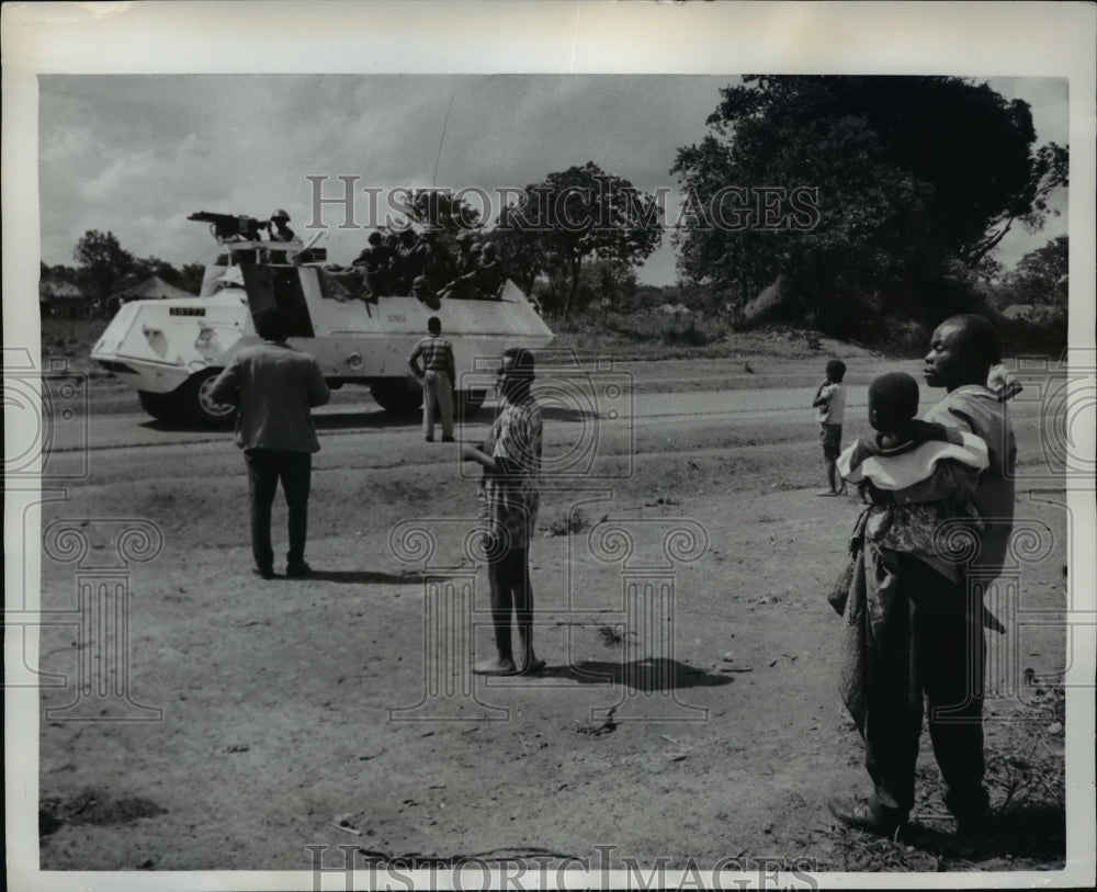 1963 Press Photo Jadotville Katanga bystanders watch UN troops move into area - Historic Images