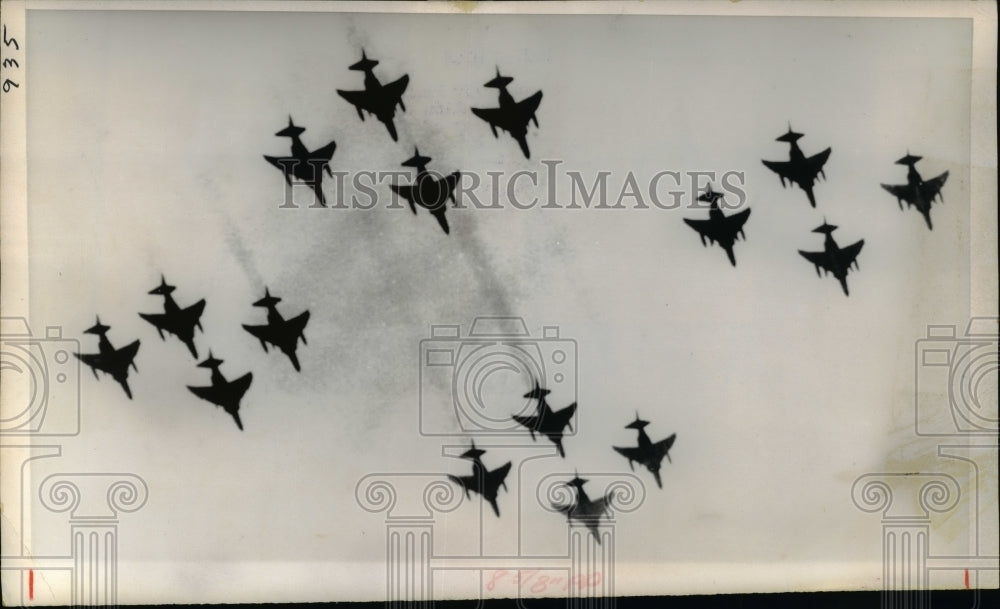 1971 Press Photo Tel Aviv US built Phantom jets on Israel 23rd Independence day - Historic Images