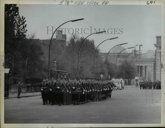 1962 Press Photo West Berlin Communist Soviet soldiers head to War memorial - Historic Images