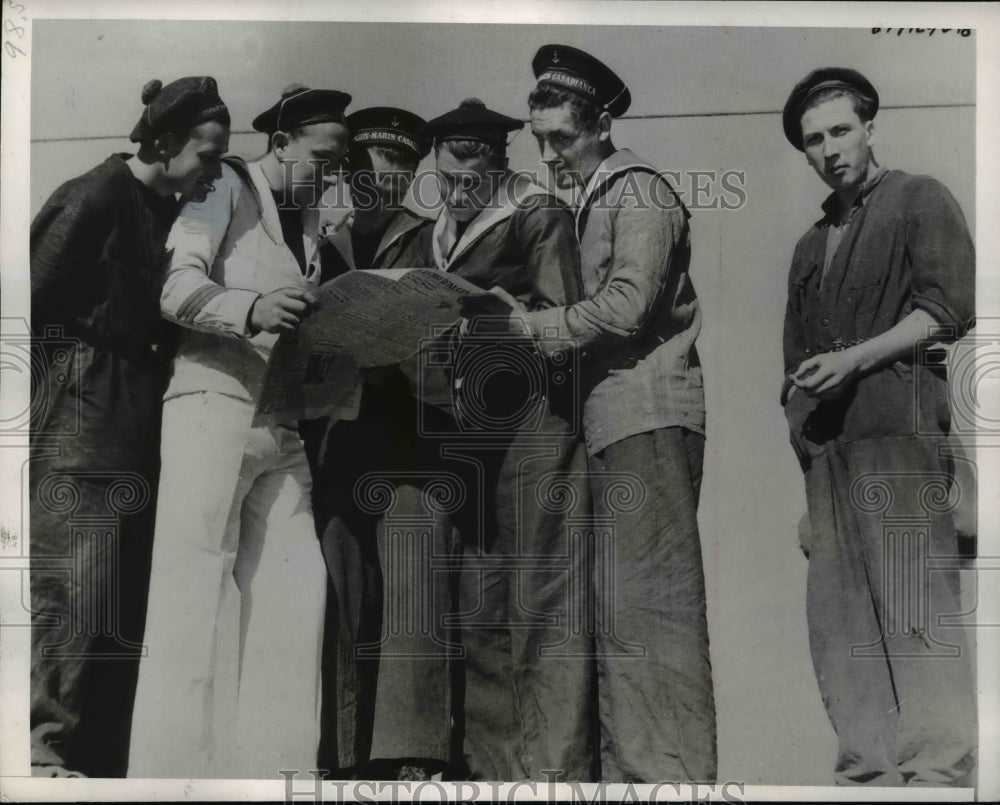 1942 Press Photo Crews of 4 subs that evaded Nazis arrive in Algiers Algeria - Historic Images