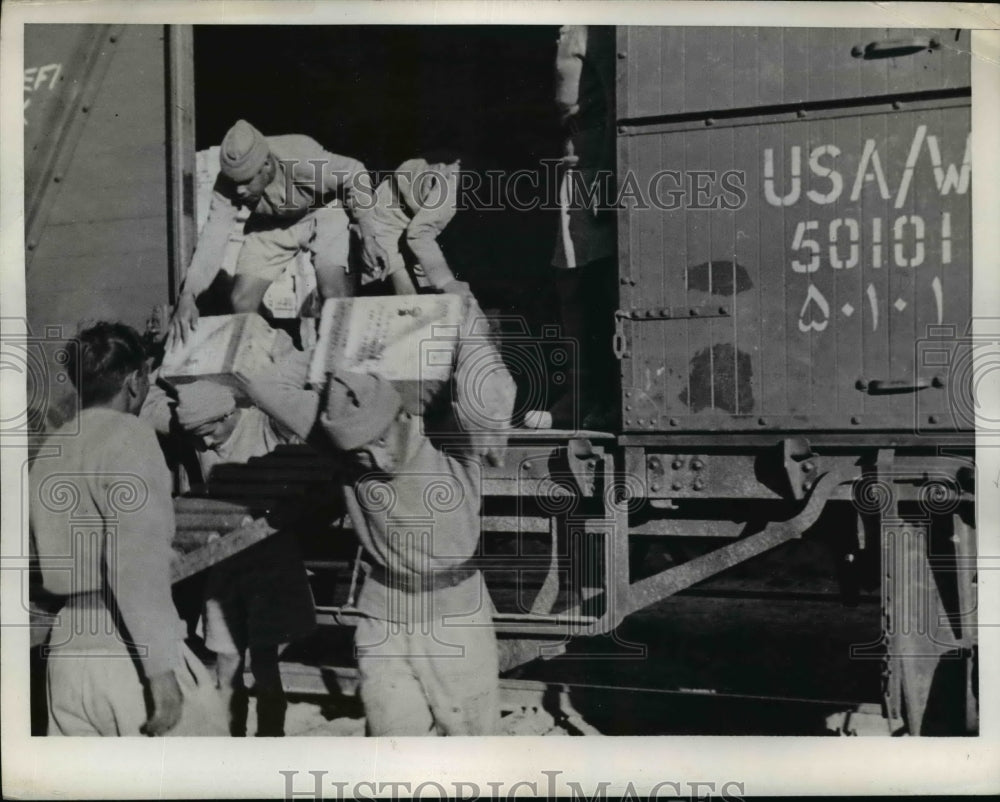 1943 Press Photo Special ammo delivery for Russia Indians unloading US truck - Historic Images