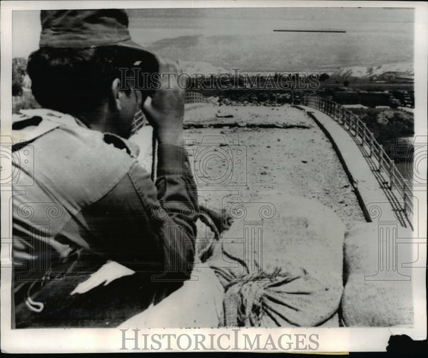 1969 Press Photo Israeli Observer of Artillery Exchange over Damiah Br ...